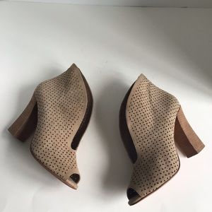 Vince Camuto VC John Camuto Bree Peep Toe Plunge Bootie. Size 7